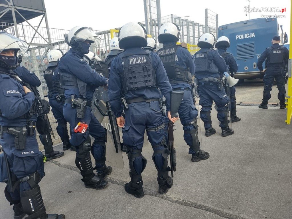 Policjanci w bojowym rynsztunku