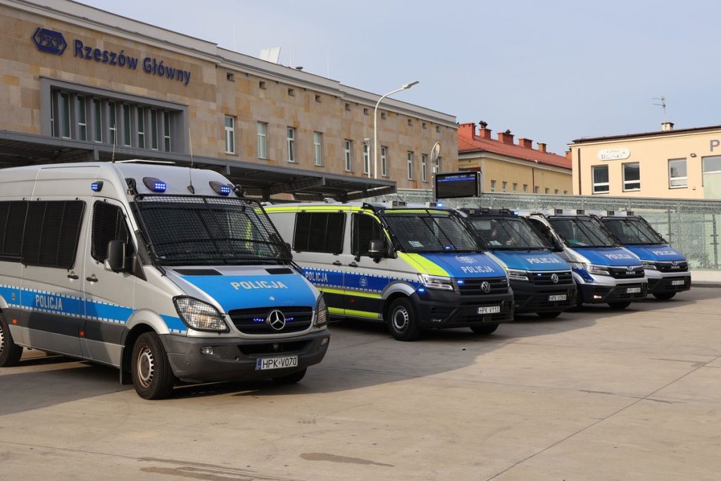 Radiowozy na dworcu