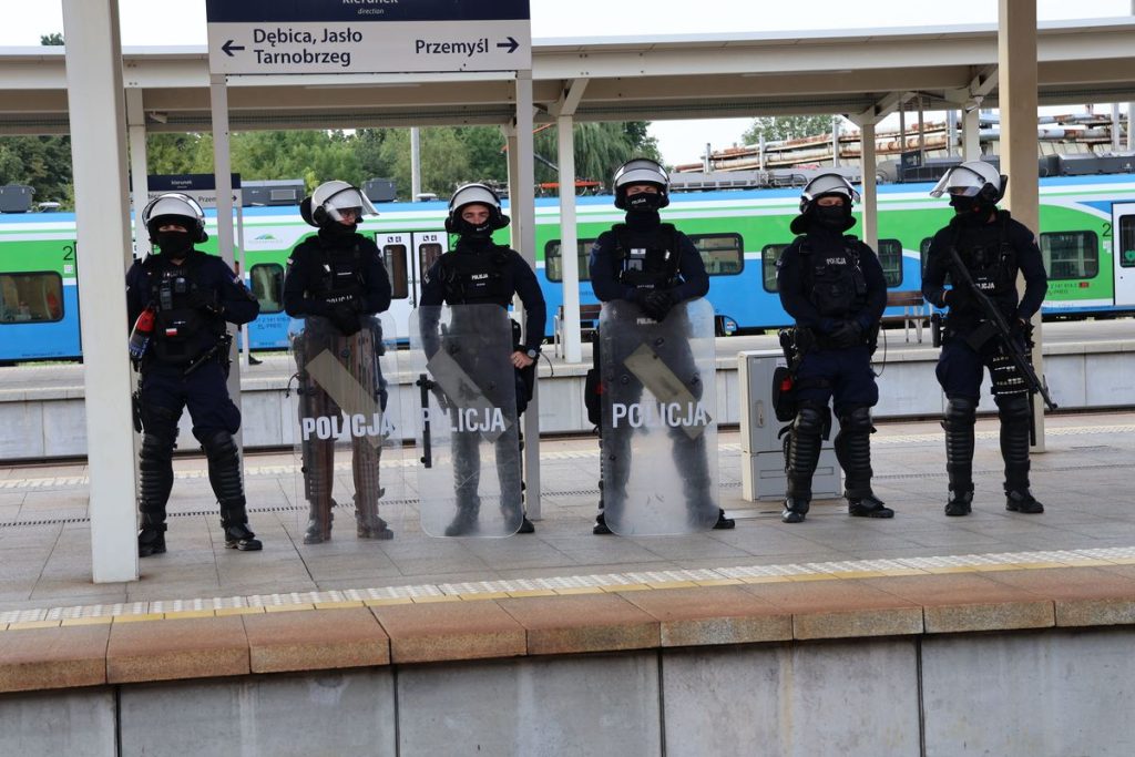 Policjanci na dworcu PKP w Rzeszowie