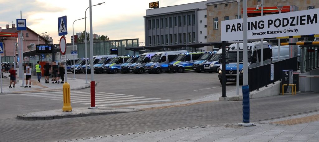 Oddziały policji przed dworcem PKP