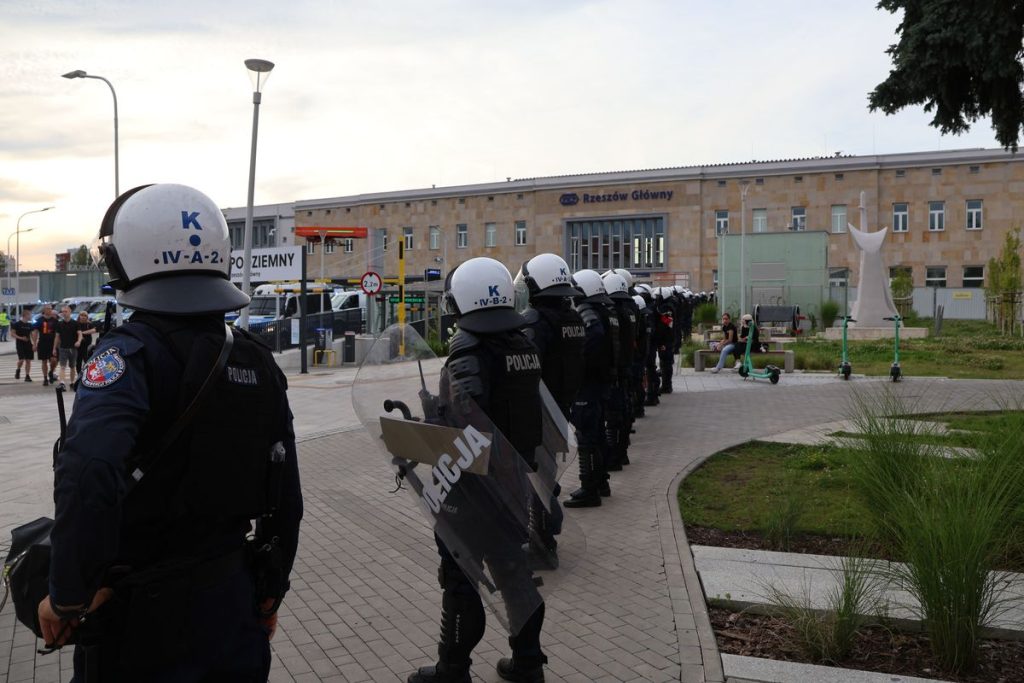 Policja czeka na kibiców