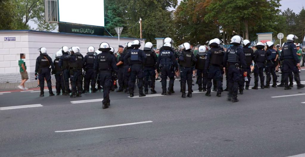 Policjanci przed stadionem Stali Rzeszów