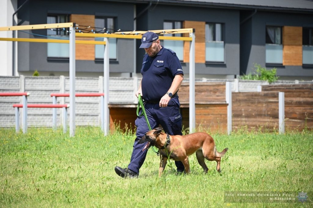 Policjant z psem słuzbowym