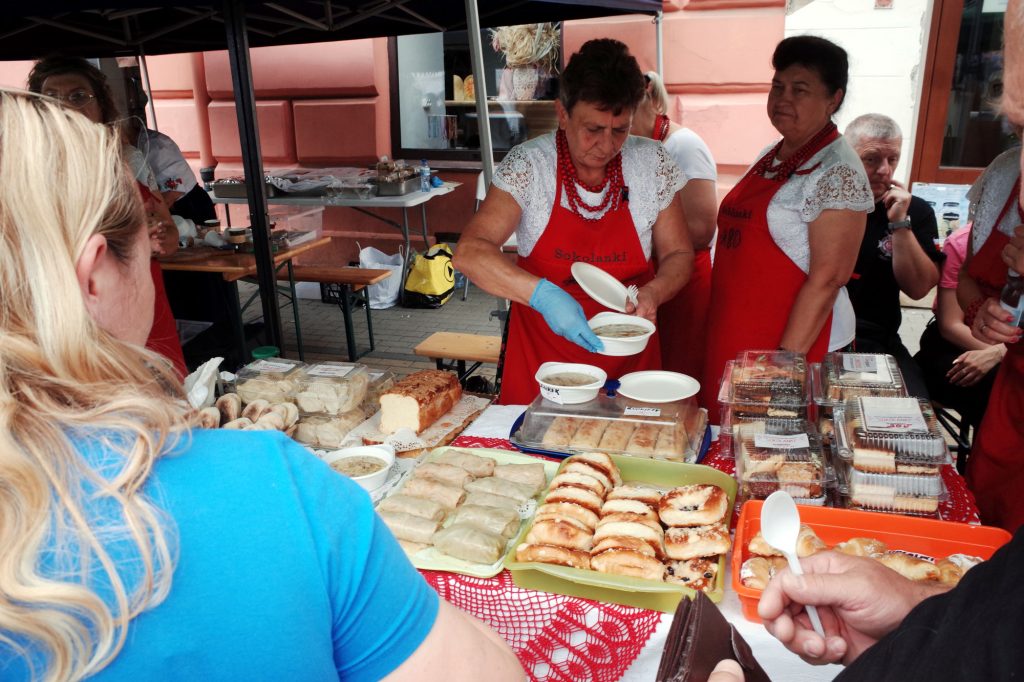 Stragan z jedzeniem od KGW