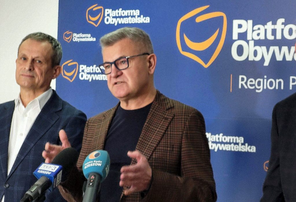 dwóch mężczyzn na konferencji prasowej