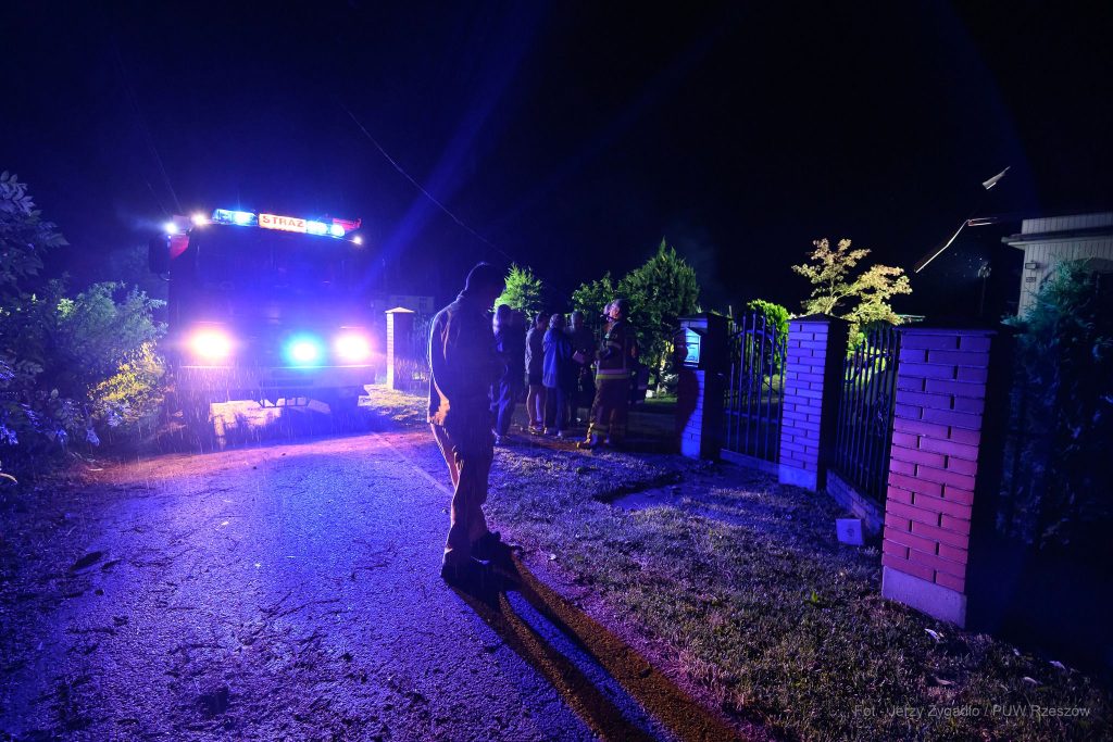 Strażacy w trakcie nocnej interwencji