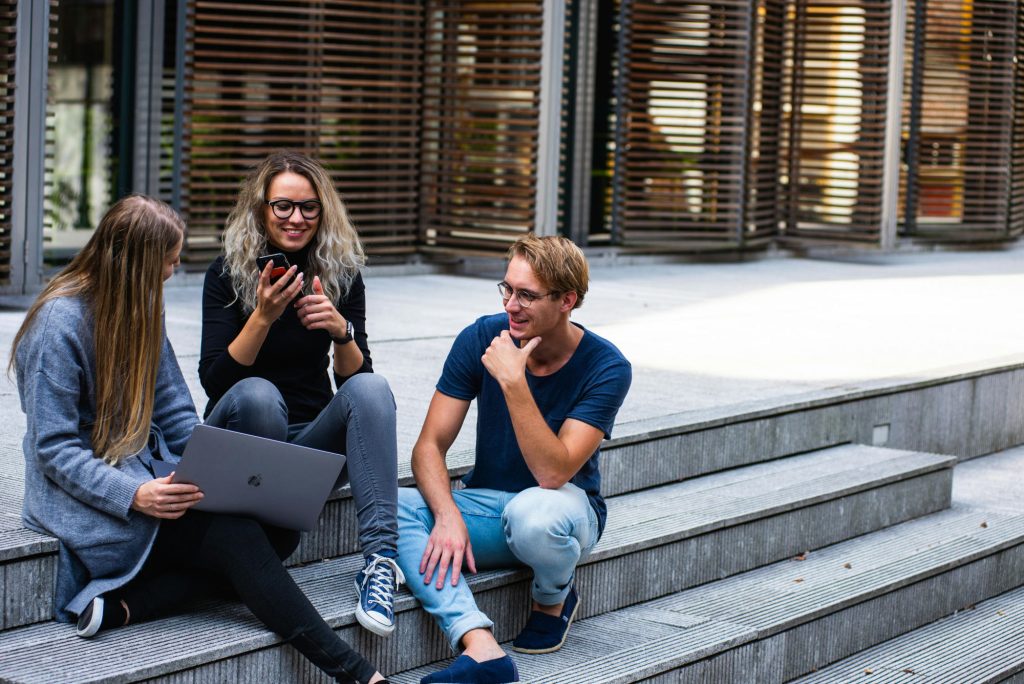 Studenci na schodach