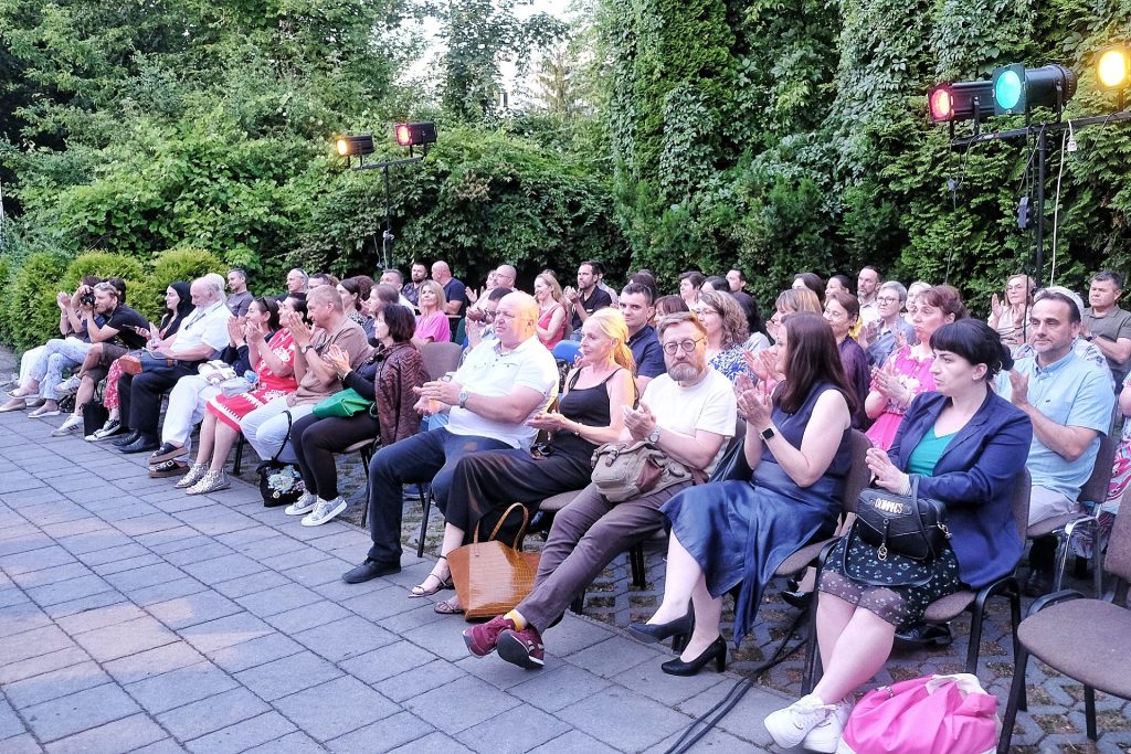 Publiczność na spektaklu plenerowym