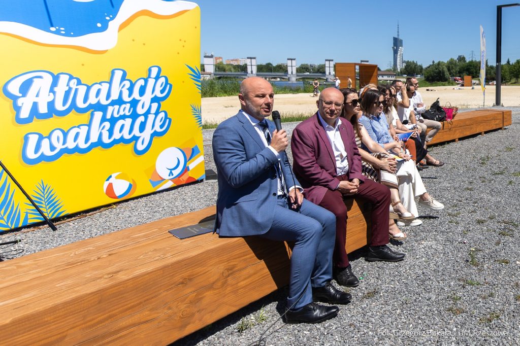 konferencja prasowa na plaży miejskiej