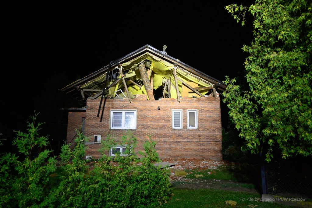 Burze nad Podkarpaciem. Uszkodzony dach