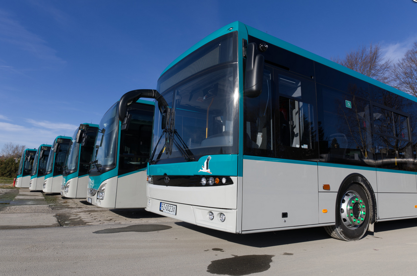 biało-niebieskie autobusy