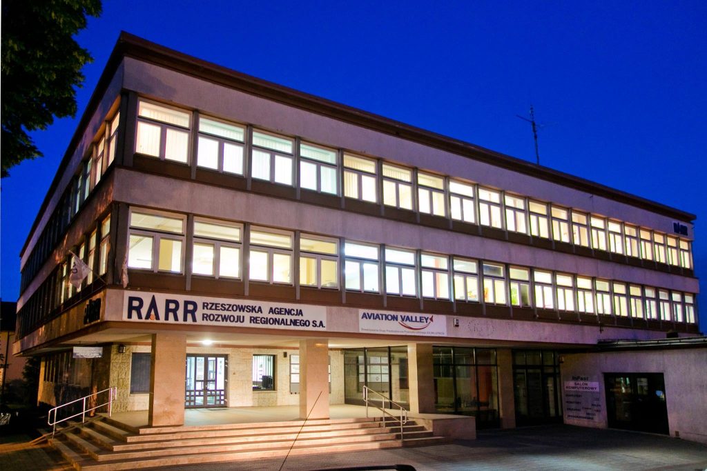 oświetlony budynek RARR