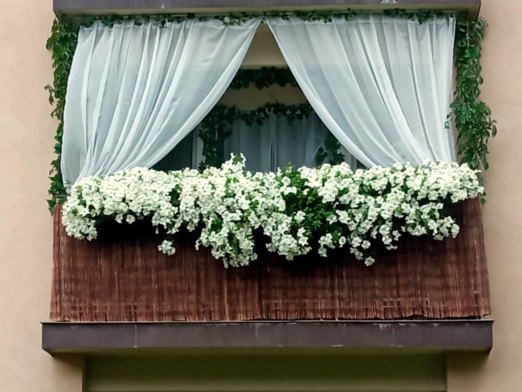 Ukwiecony balkon na rzeszowskich Bulwarach