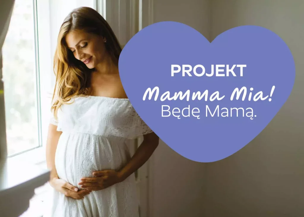 ciężarna pozuje do zdjęcia przy oknie