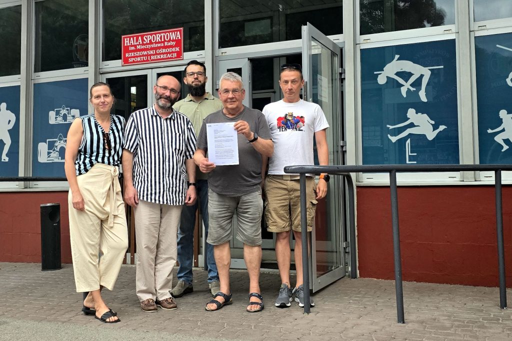 Rzeszowscy aktywiści przed halą ROSiR