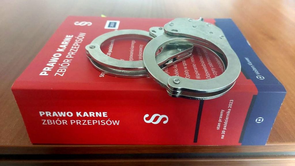 kajdanki leża na kodeksie karnym