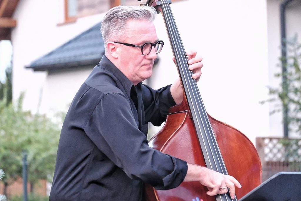 kontrabasista jazzowy