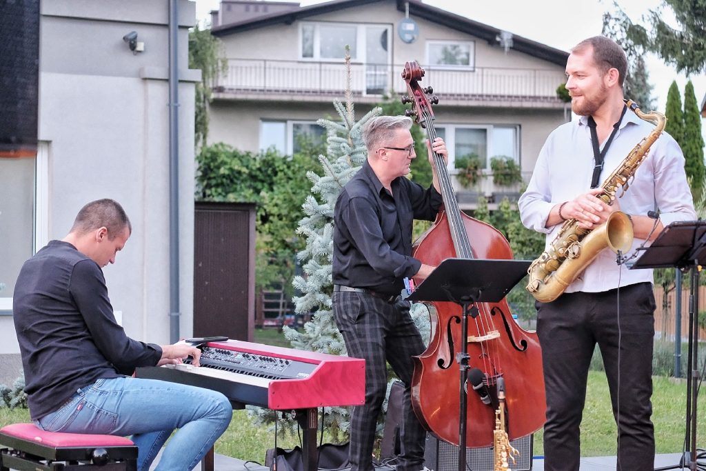 zespół jazzowy gra koncert w plenerze