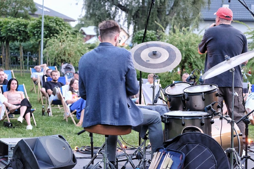 perkusista jazzowy gra dla publiczności