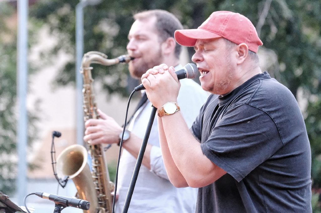 wokalista jazzowy Bartek „Eskaubei” Skubisz