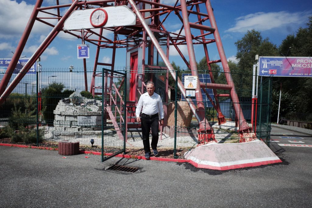 Ks. Wojciech Styczyński pod krzyżem