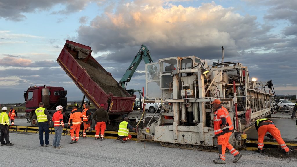 maszyny budowalne leja asfalt na pas startowy na lotnisku