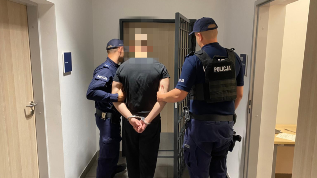 policjanci prowadzą aresztowanego