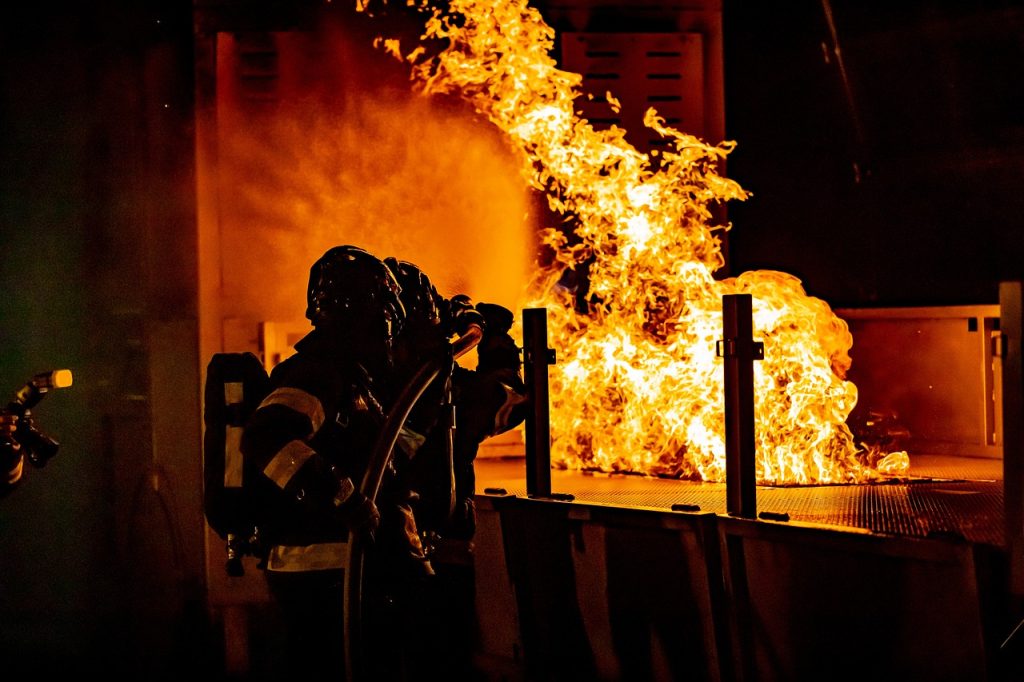 strażacy gaszą pożar w bloku