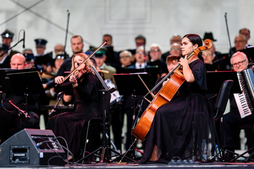 Koncert przed pomnikiem AK