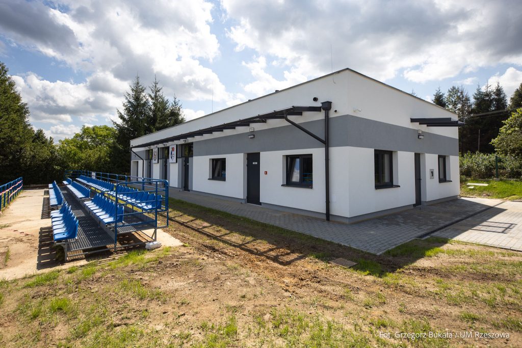 Budynek klubowy na stadionie w Budziwoju