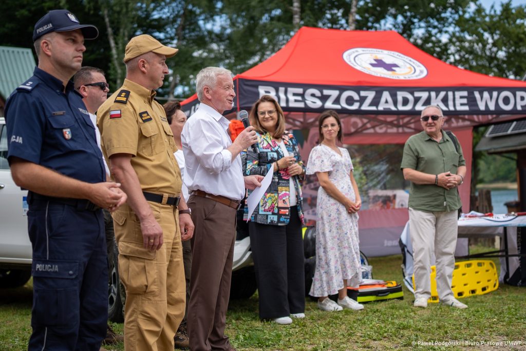 policjant, strażak i samorządowcy w trakcie przekazania sprzętu ratowniczego dla WOPR