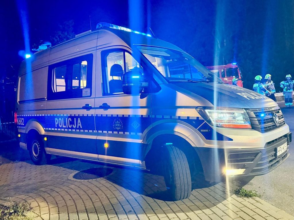 Policyjny radiowóz w nocy