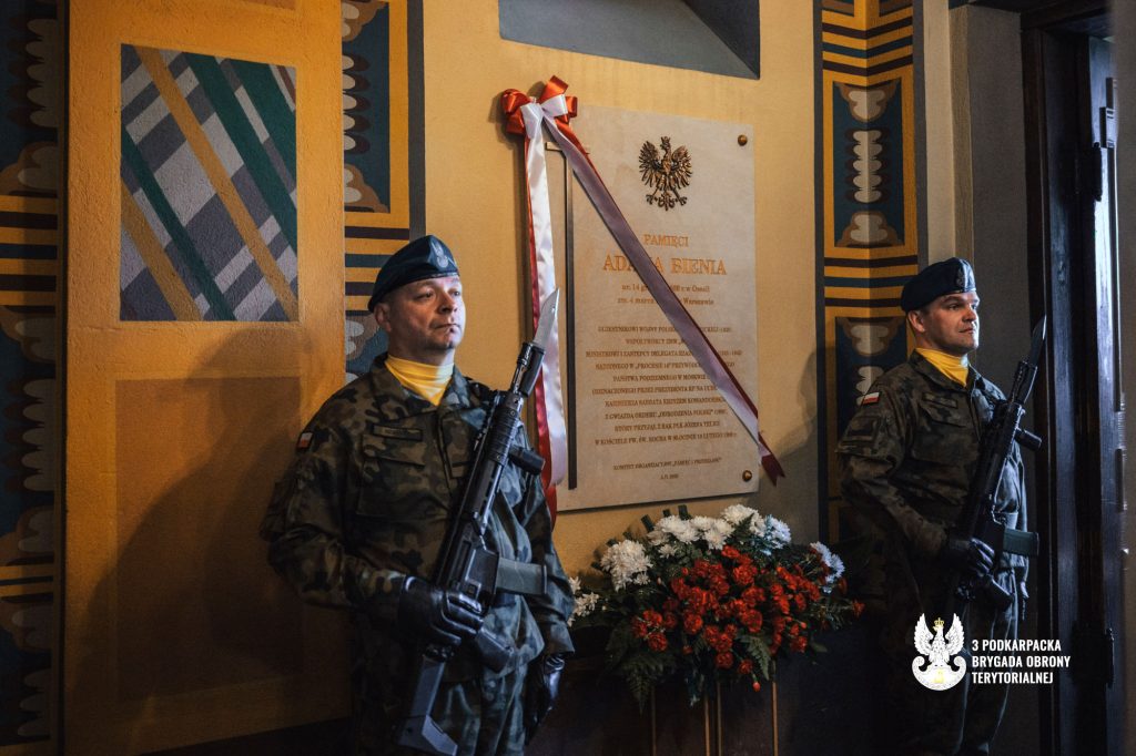 Tablica upamiętniająca Adama Bienia