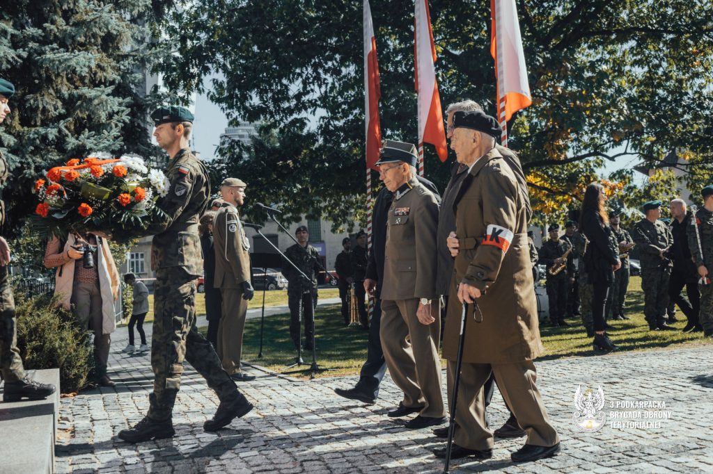 Złożenie kwiatów pod pomnikiem AK
