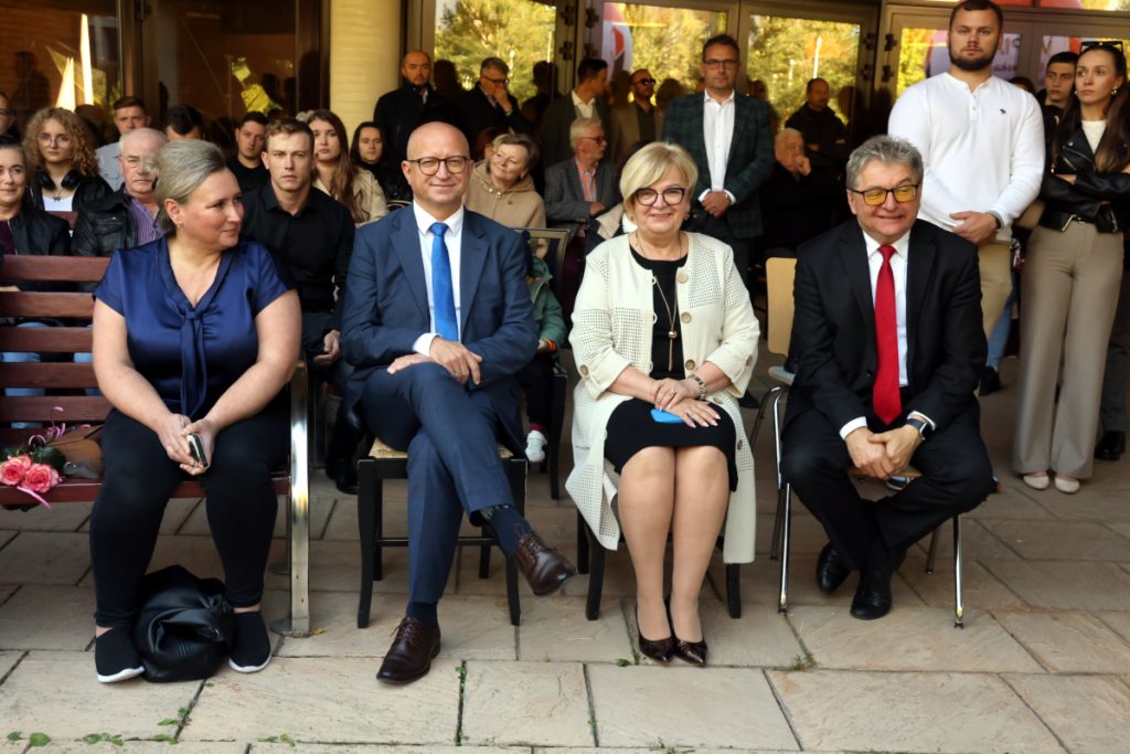 wojewoda oraz inne osoby na rozdaniu dyplomów WSPiA