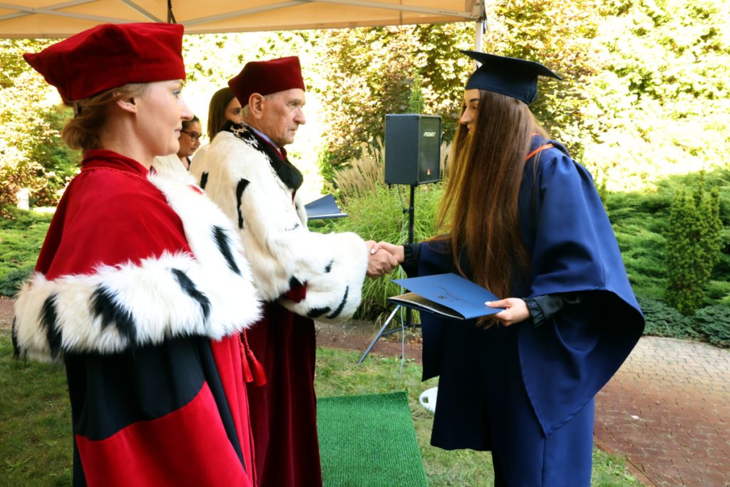 studenta odbiera dyplom ukończenia WSPiA