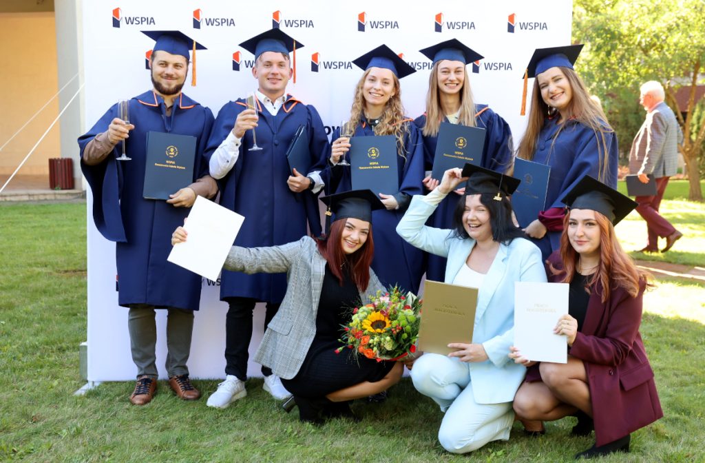 studenci swiętują odebranie dyplomów