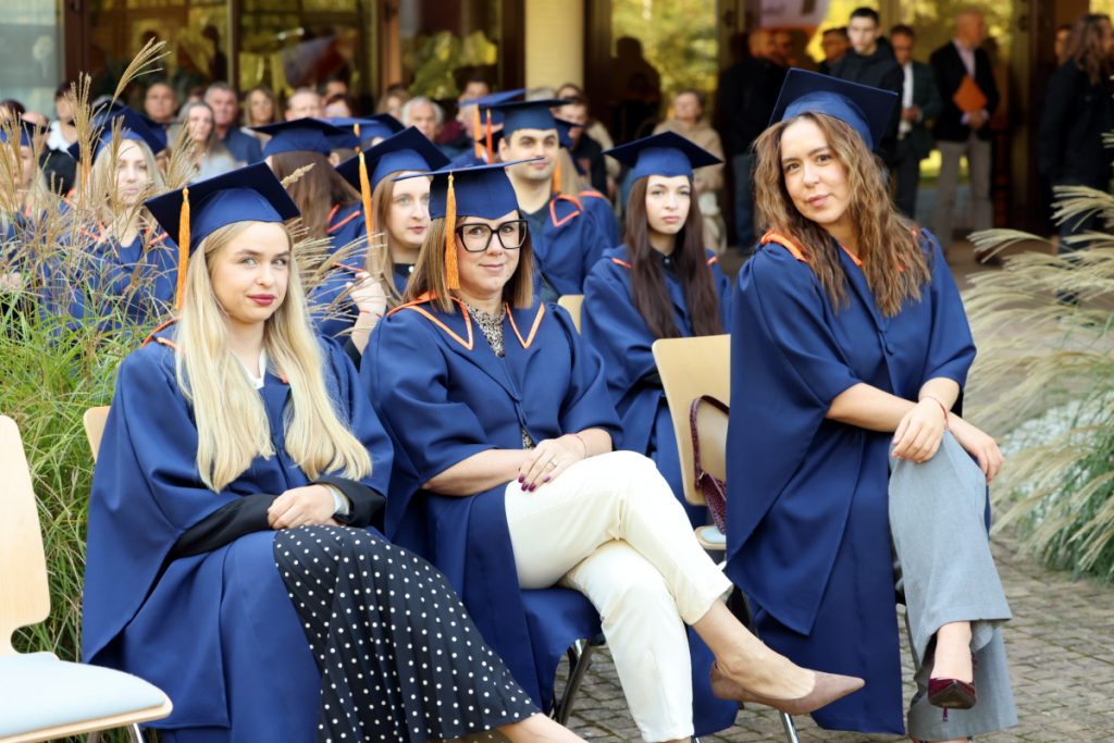 studenci z dyplomami