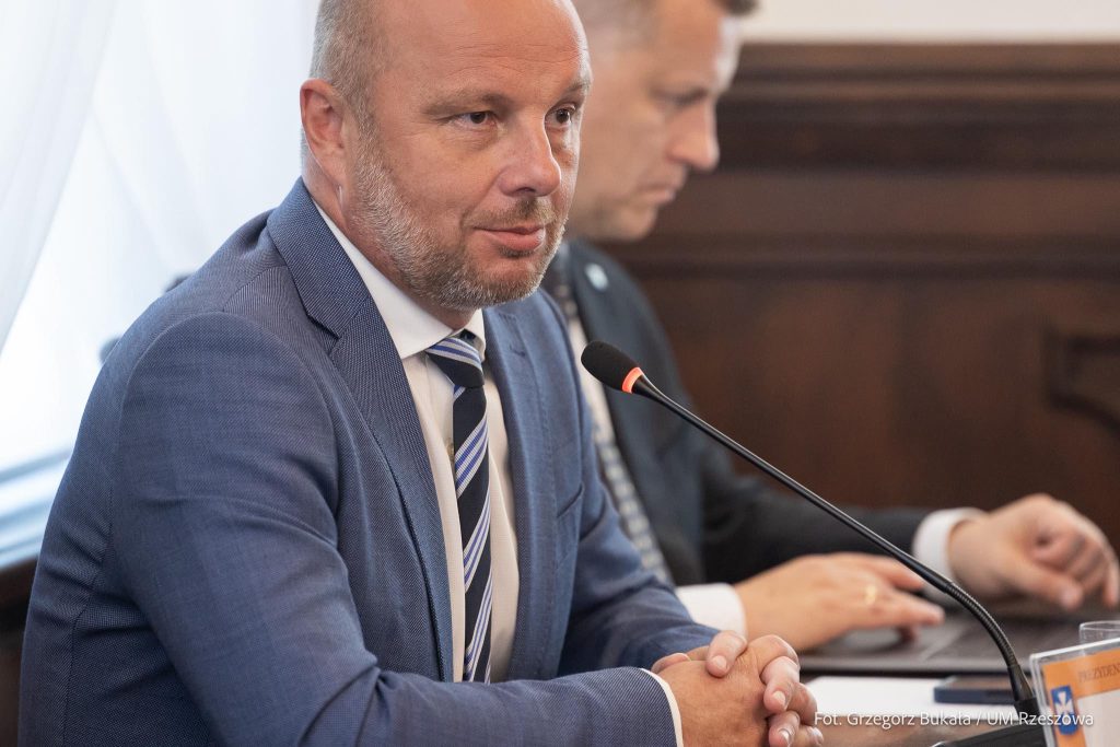 Konrad Fijołek na sesji rady miasta, wrzesień 2025