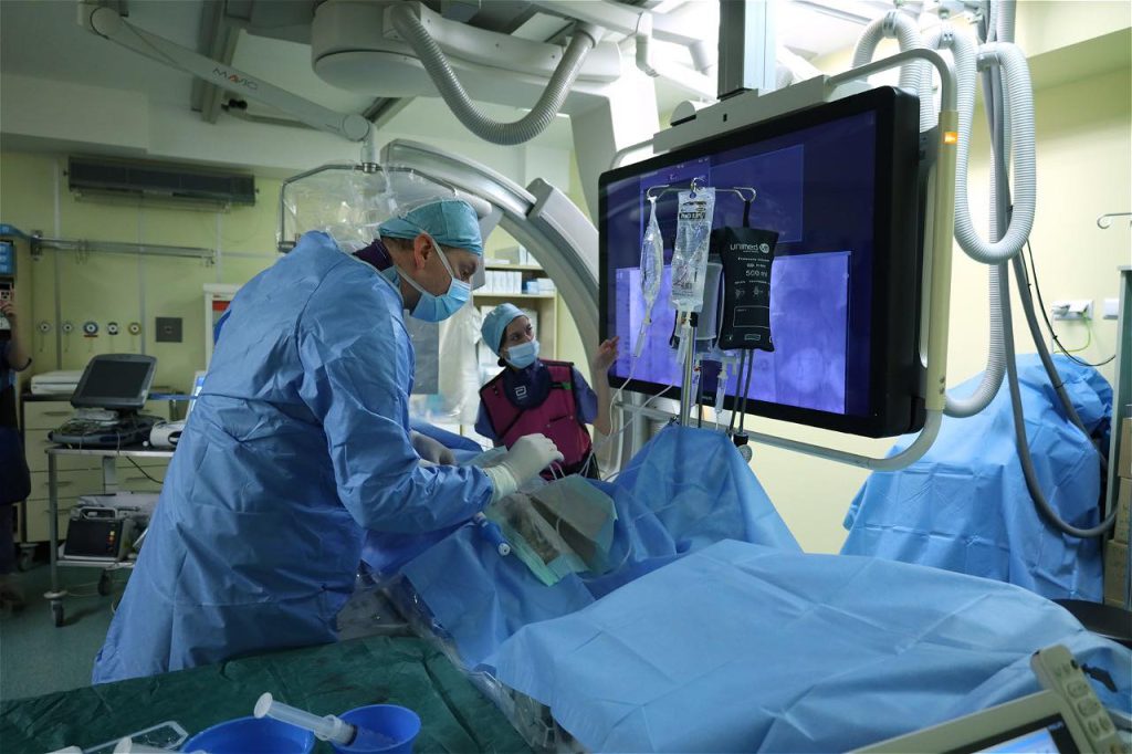 chirurg przeprowadza operację