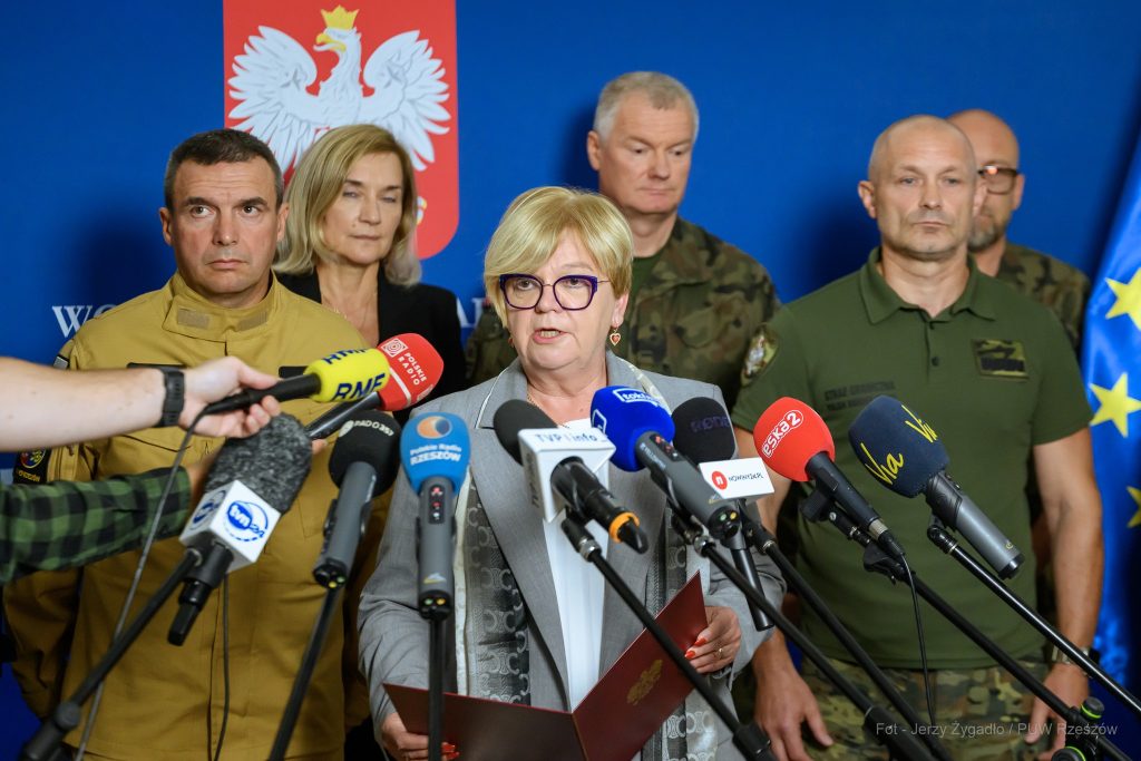 sztab kryzysowy - wojewoda i służy mundurowe