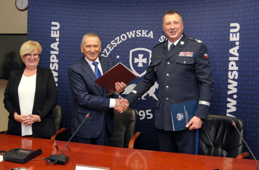 trzy osoby - rektor, wojewoda i komendant Policji