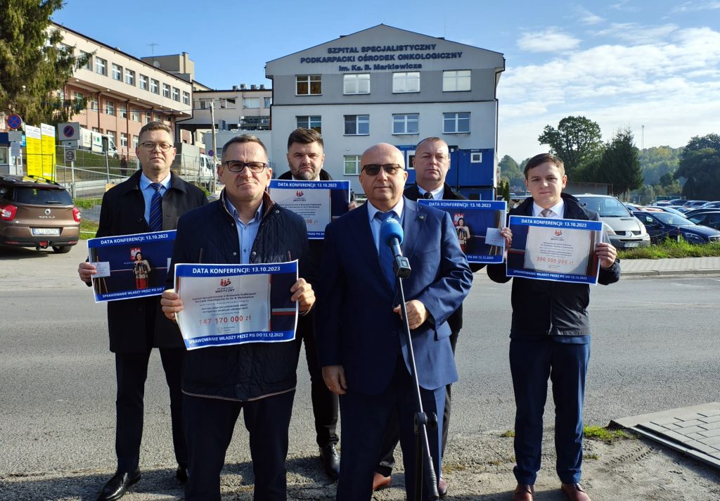 konferencja prasowa działaczy PSL przed szpitalem onkologicznym w Brzozowie