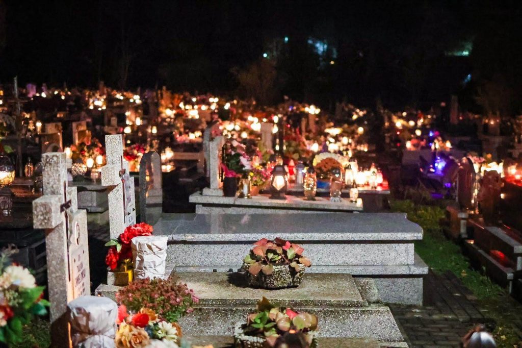 cmentarz nocą
