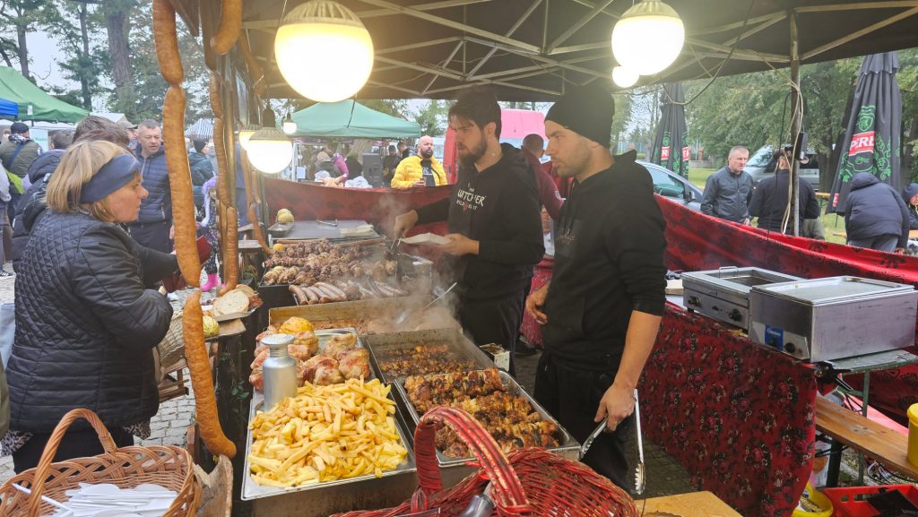 Frytki i kiełbasa z grila