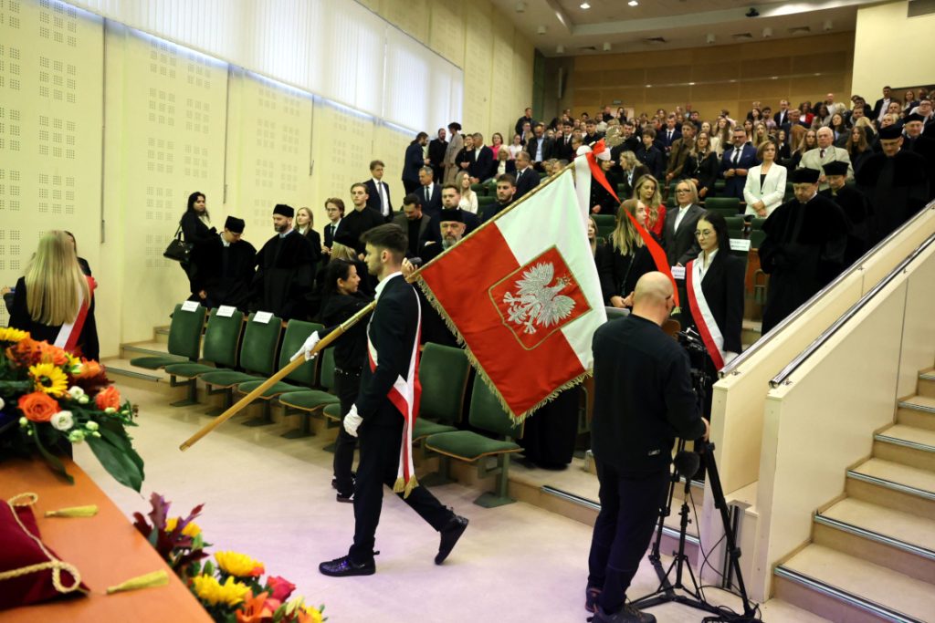Wnoszenie sztandaru uczelni