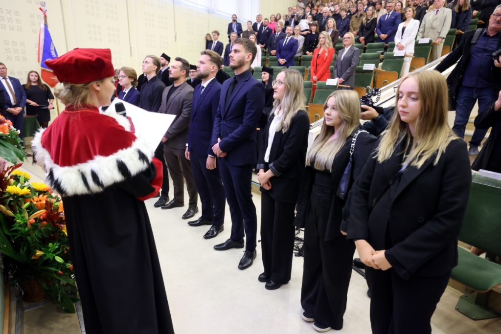 studenci na inauguracji roku akademickiego