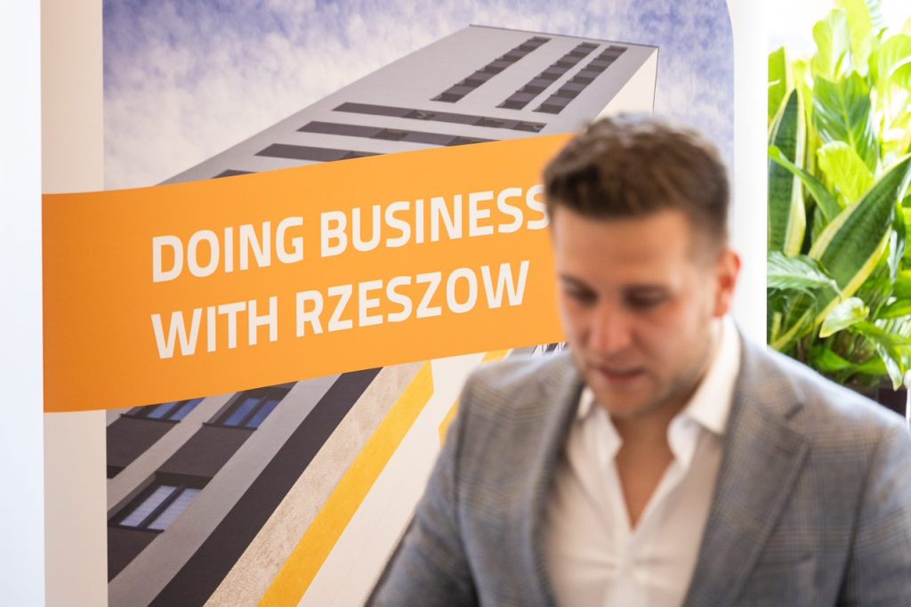 plakat z chłopem