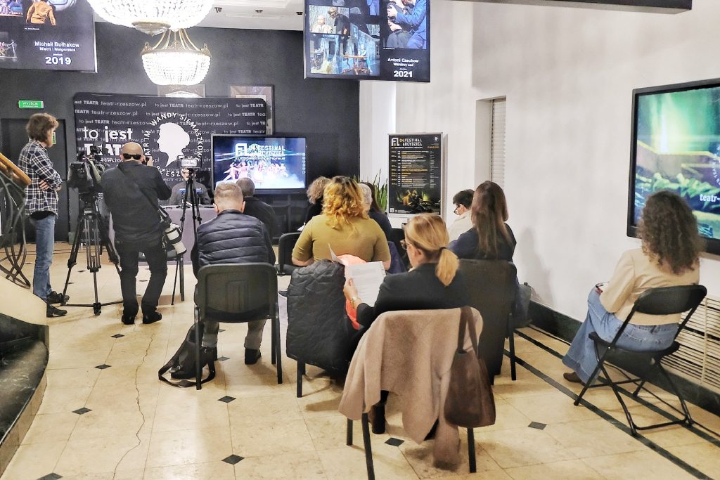 dziennikarze na konferencji prasowej