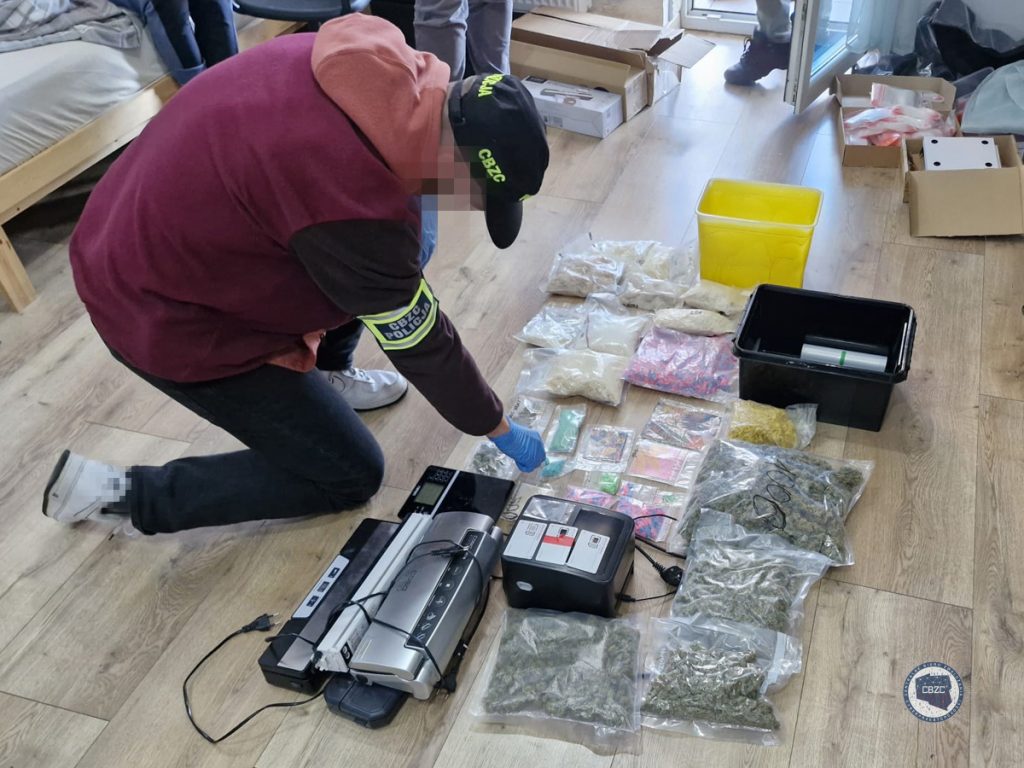policjant pokazuje zarekwirowane narkotyki